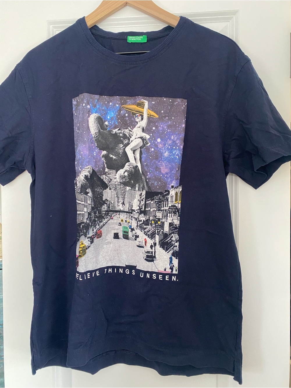 Men’s T-shirt BELIEVE THINGS UNSEEN - Benetton Size M Navy with Surreal Print